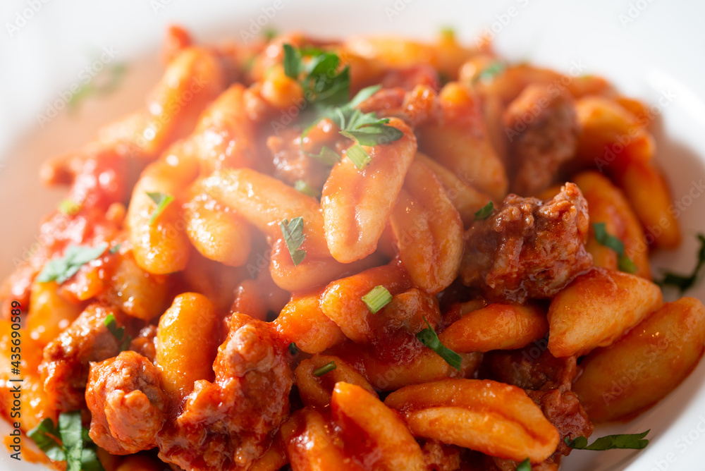 Piatto di deliziosi cavatelli con sugo di salsiccia di maiale, Cucina Italiana Piatto di deliziosi cavatelli con sugo di salsiccia di maiale, Cucina Italiana