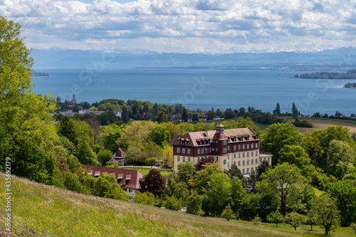 Blick von der Hödinger Höhe nach Überlingen im Vordergrund Schloss Salem