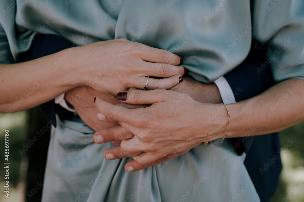 Manos entrelazadas de pareja de novios