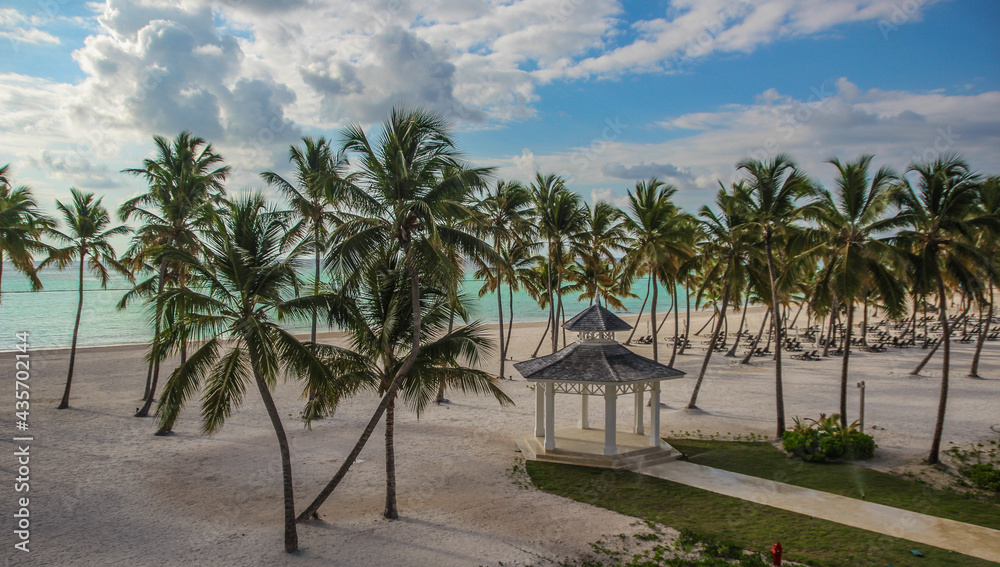 plaża nad oceanem ,nad morzem karaibskim na Dominikanie w miejscowości Can Cana z przepięknym widokiem palm,oceanu i altanki ślubnej plaża nad oceanem ,nad morzem karaibskim na Dominikanie w miejscowości Can Cana z przepięknym widokiem palm,oceanu i altanki ślubnej