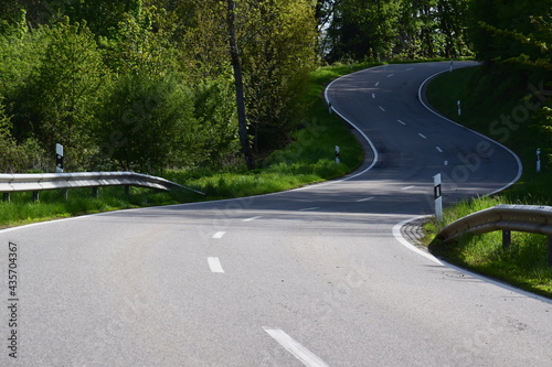 kurvig steile Straße durch das Elztal zwischen Düngenheim und Kehrig photo