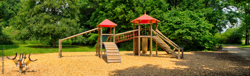 Ein menschenleerer Spielplatz mit Klettergerüsten Ein menschenleerer Spielplatz mit Klettergerüsten