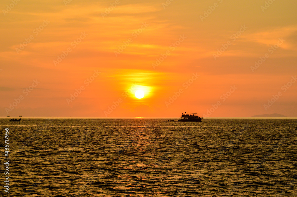 Pôr do sol no mar Pôr do sol no mar
