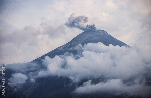 El volcan Tungurahua de Ecuador en proceso eruptivo, foto tomada el año 2015