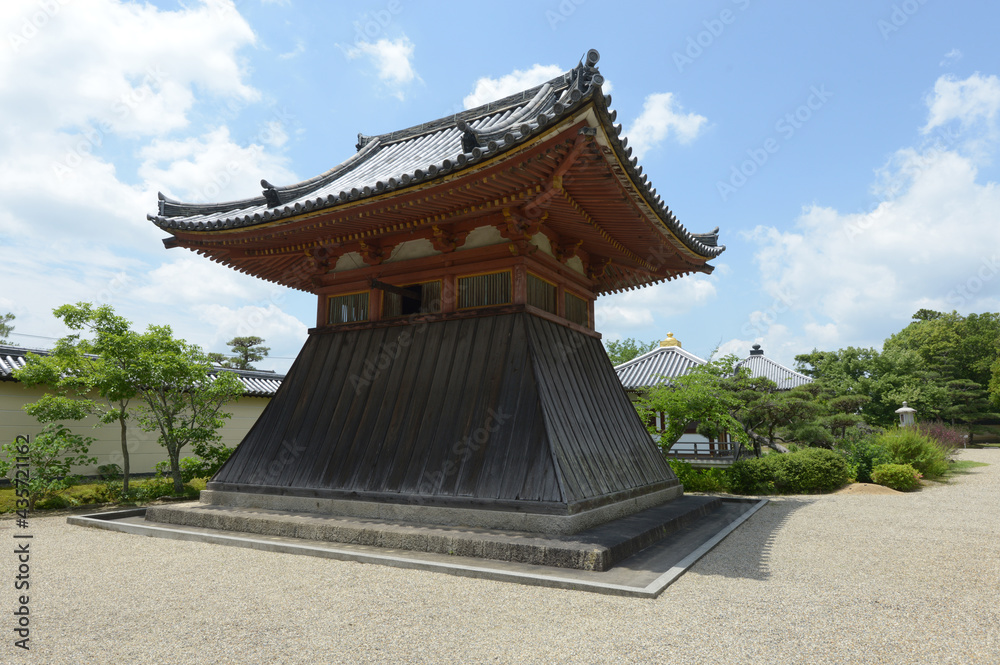 Fototapeta premium 法華寺 鐘楼 奈良市