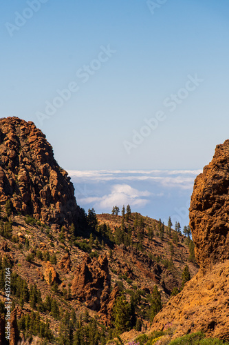 Mar de nubes entre rocas en el Parque Nacional del Teide