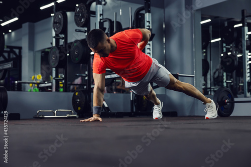 Fotografia The whole body and core balance of a shaped man