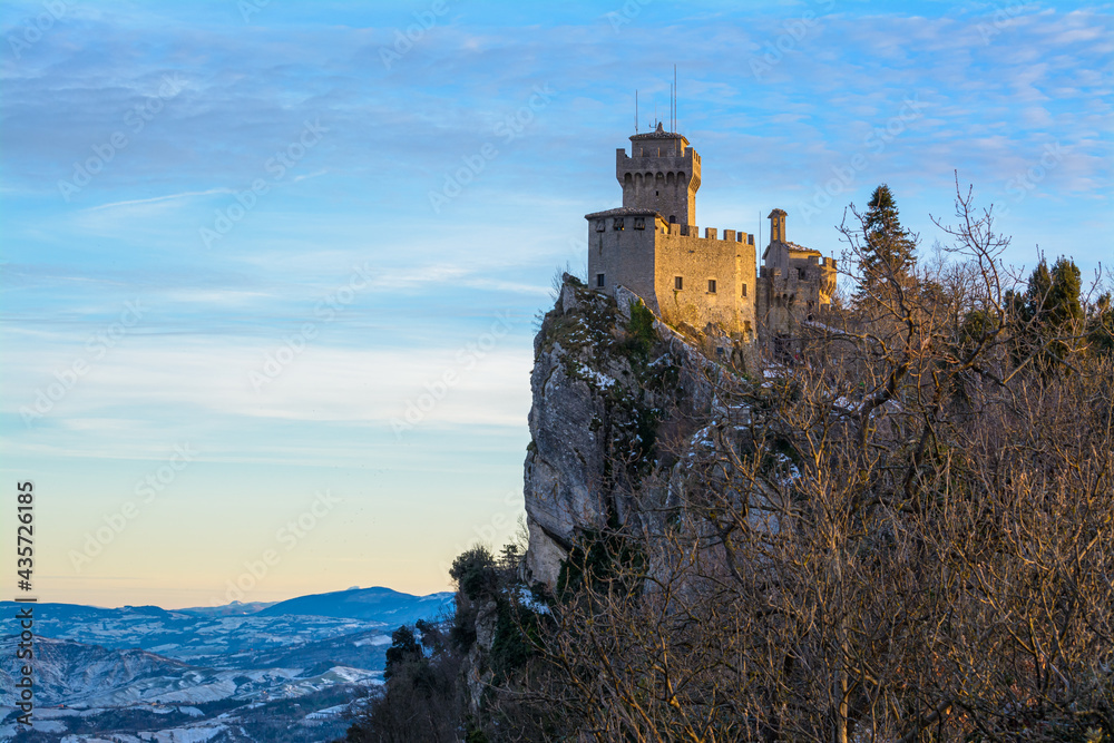 Castello (Rocca Cesta) nella luce del tramonto con orizzonte di montagne innevate - Scatto effettuato dal 