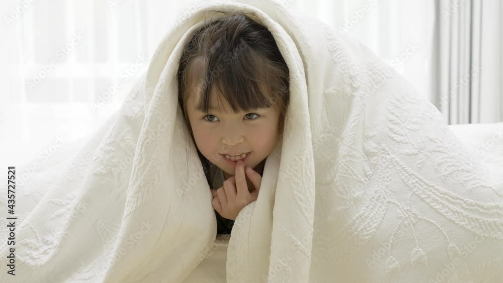 朝、布団の中に潜る子供 朝、布団の中に潜る子供