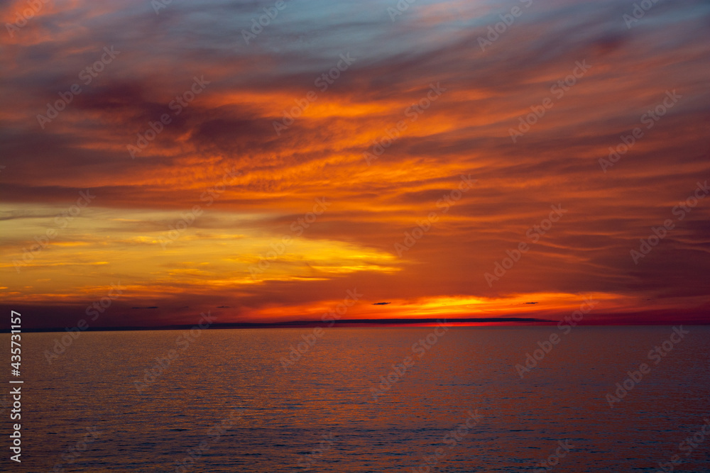 美しい夕暮れの海とオレンジ色の空
