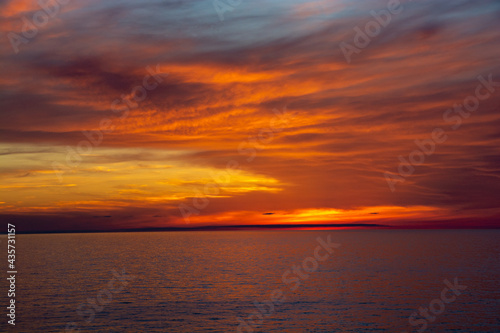 美しい夕暮れの海とオレンジ色の空 © kinpouge