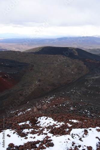 Vista de tierra volcánica negra y rojiza en La Payunia en Mendoza, Argentina