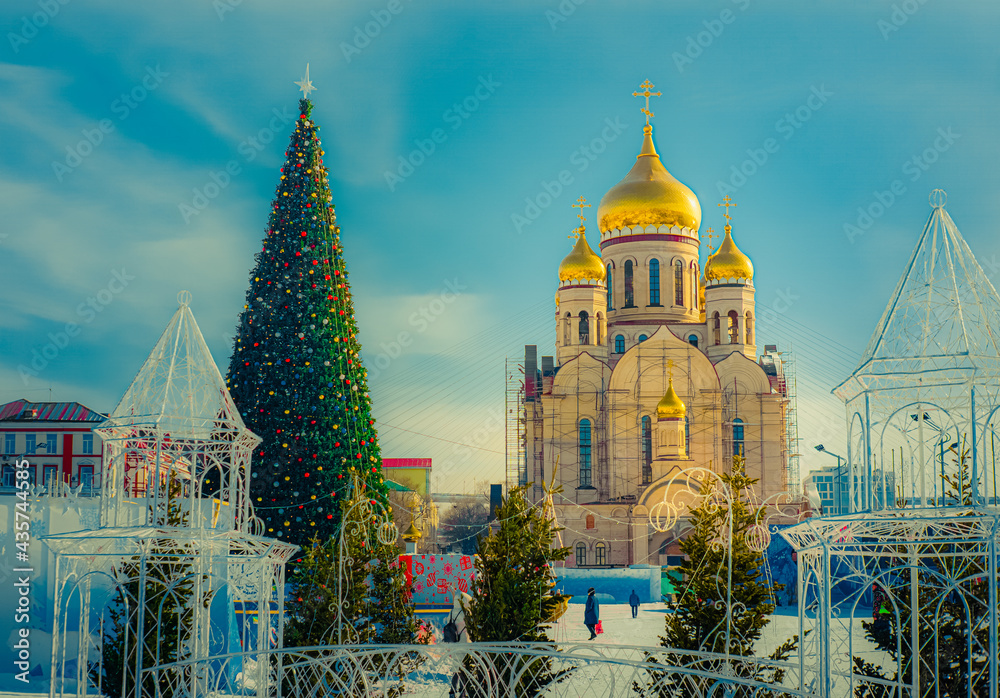 Obraz premium Beautiful orthodox church with golden domes and Christmas tree