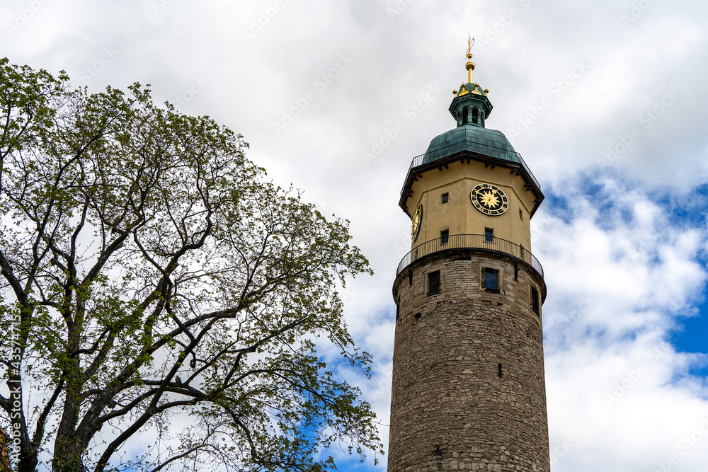 Der Neideckturm von Arnstadt im Wolkenkleid