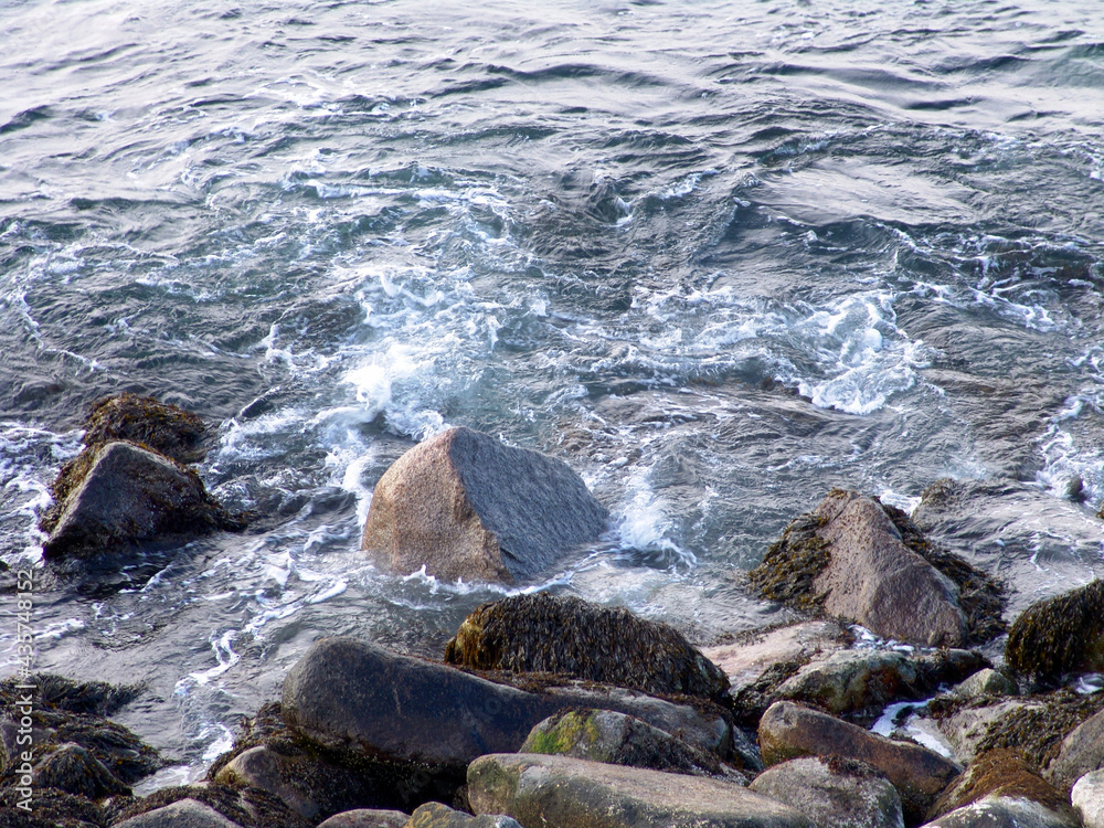 Obraz premium waves on the rocks