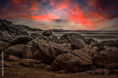 coucher de soleil sur des rochers en bord de mer photo