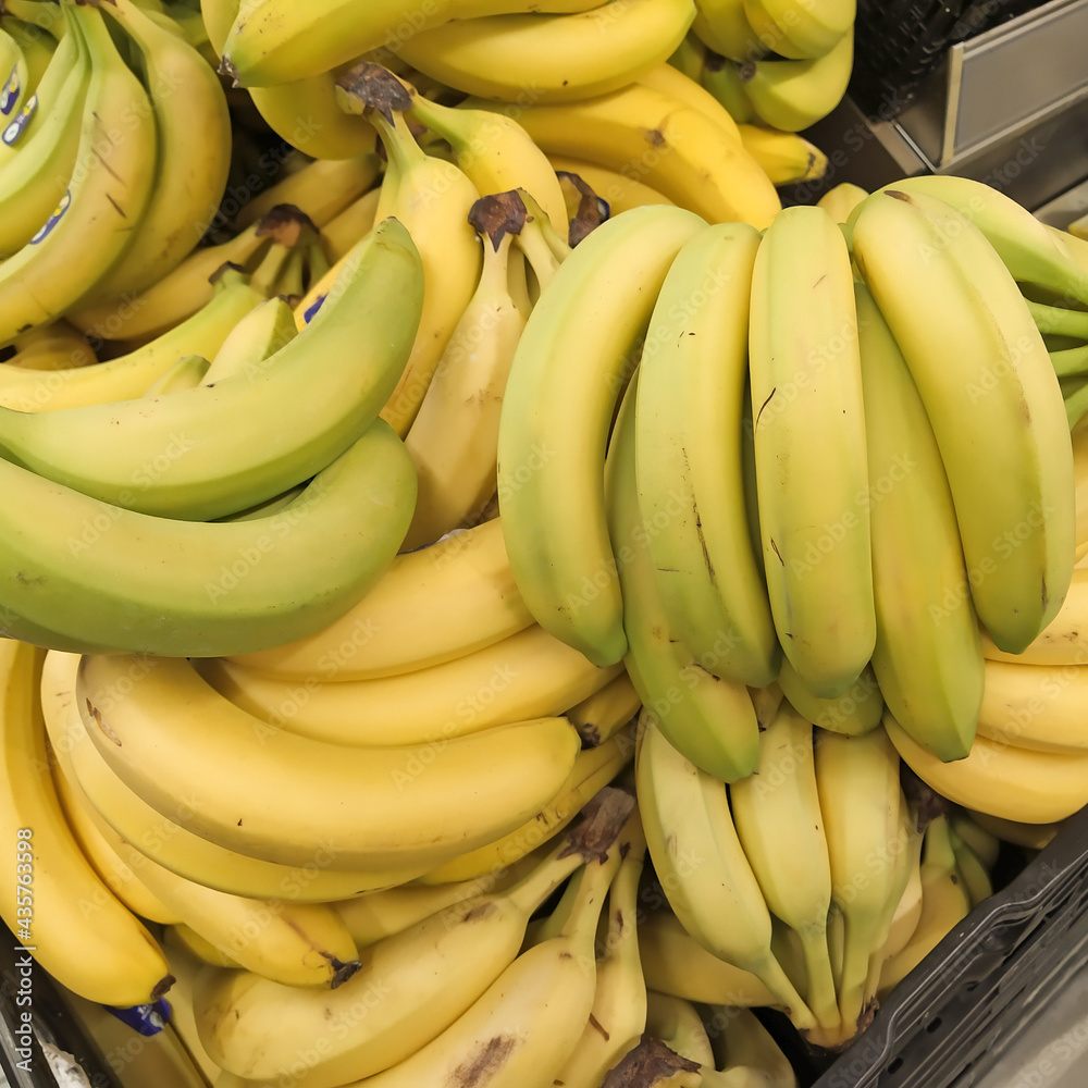 plusieurs bananes en tas dans un magasin
