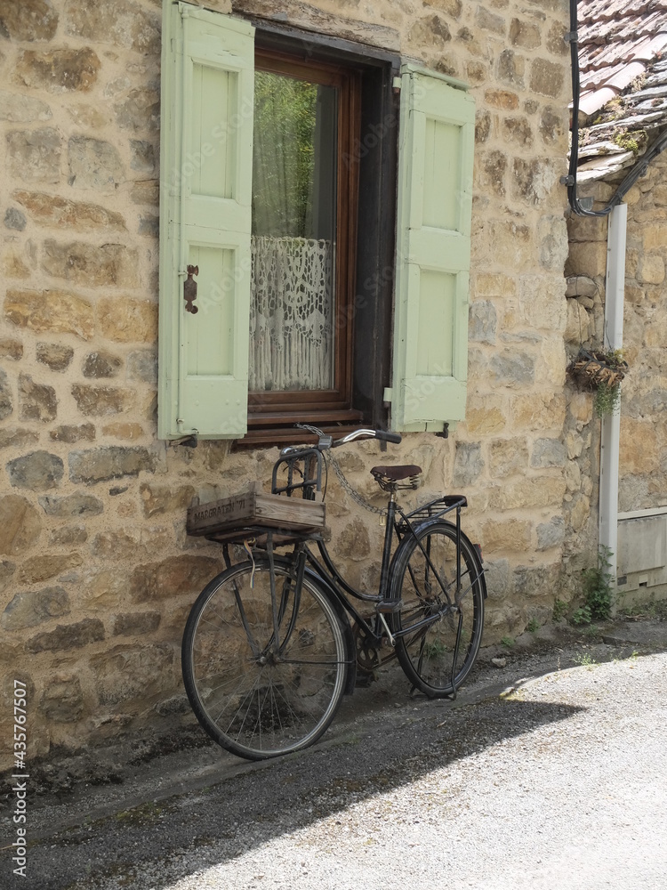 vieux vélo ancien devant maison