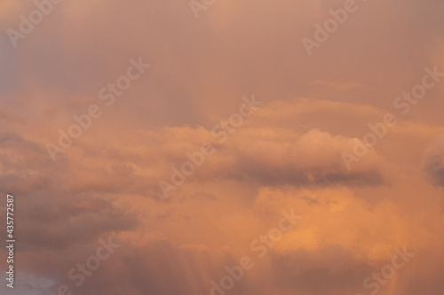 Regenwolken Rot