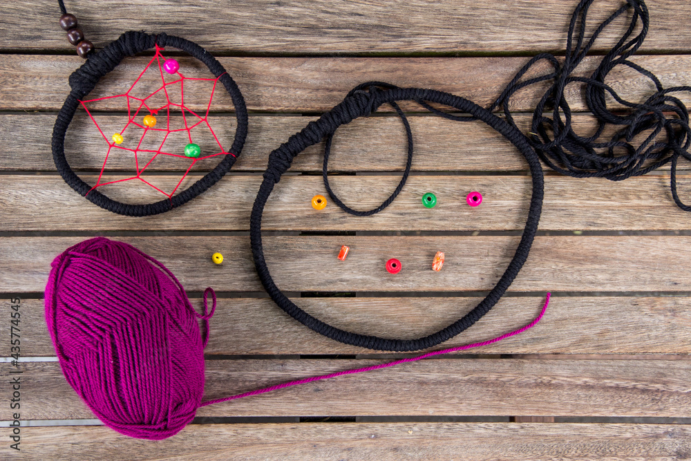 Traumfänger selbst basteln Stock Photo | Adobe Stock Traumfänger selbst basteln Stock Photo | Adobe Stock