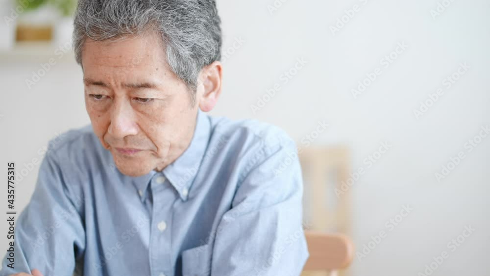 悩む高齢の男性