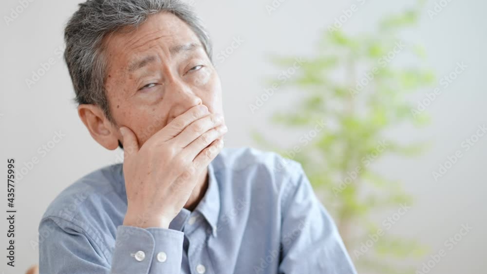 悩む高齢の男性