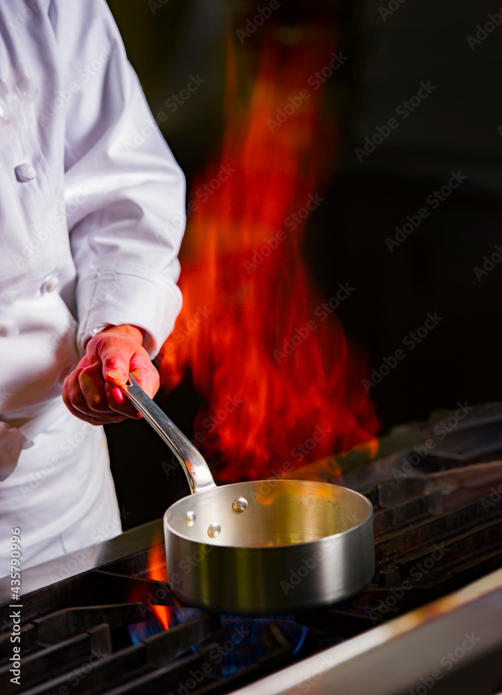 美味しい料理作りのフランベ技術 Stock 写真 Adobe Stock 美味しい料理作りのフランベ技術 Stock 写真 Adobe Stock