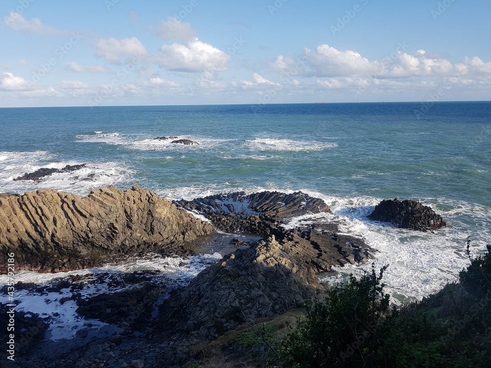 Fototapeta premium 파도치는 바다풍경 주상절리