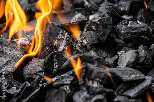 Grillkohle beim anbrennen mit Feuerflammen photo