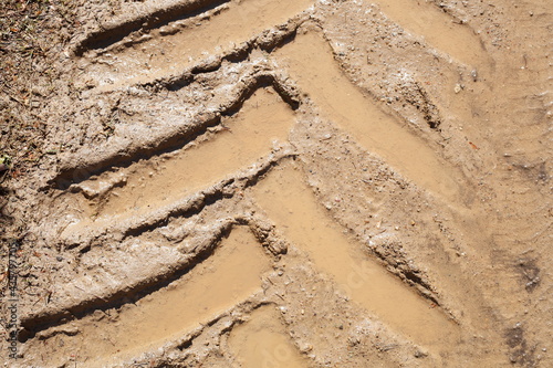 Nasse Baggerspuren im Sand auf einer Baustelle, Wasserpfütze, Hintergrund, Deutschland, Europa