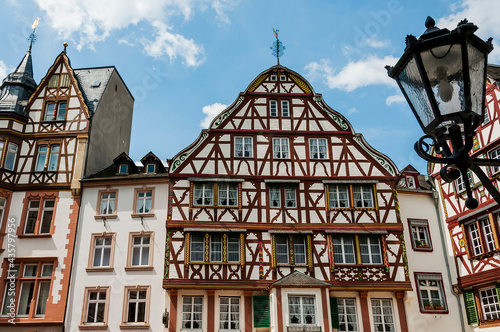 Bernkastel, Altstadt, Altstadthäuser, Mosel, Weinberge, Fachwerkhäuser, Moselufer, Fluss, Schifffahrt, Bernkastel-Kues, Frühling, Rheinland-Pfalz, Deutschland