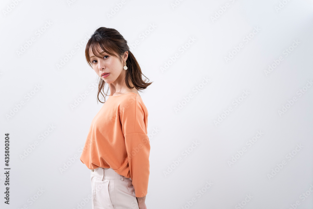 ポーズをする女性 ポーズをする女性