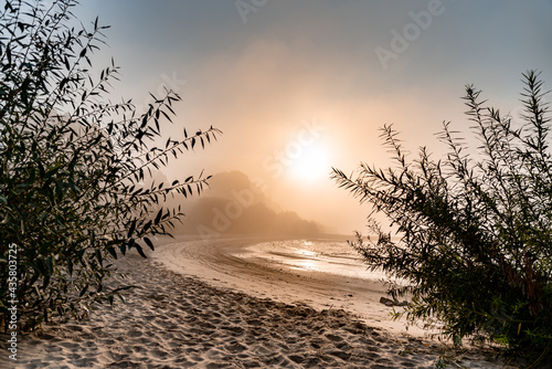 Sonnenaufgang am Wedeler Elbstrand (bei Hamburg)