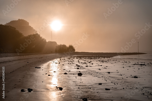 Sonnenaufgang am Wedeler Elbstrand (bei Hamburg)