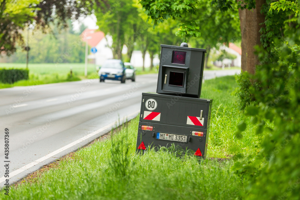 Radarkontrolle mit einem Panzerblitzer an einer Landstraße Radarkontrolle mit einem Panzerblitzer an einer Landstraße