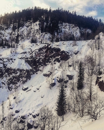 Widok na zimowe wzgórze w miejscowości Głuszyca © jakub_g95