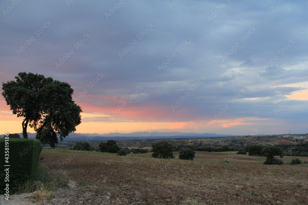 Atardecer en noche de primavera en Méntrida. Atardecer en noche de primavera en Méntrida.