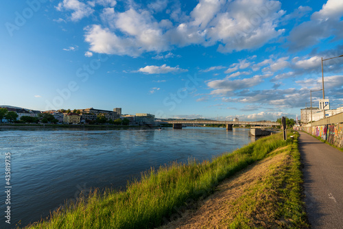 Linz mit Nibelungenbrücke untere Donaulände © lexpixelart