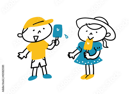 アイスキャンデーを食べている男の子と女の子