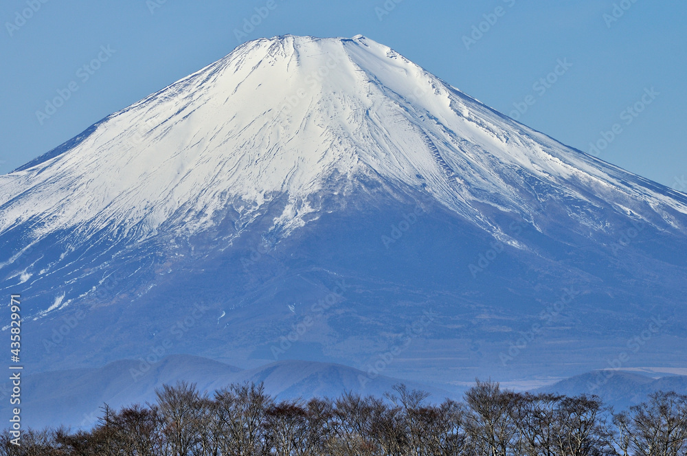 冬晴れの丹沢山地 塔ノ岳から望む富士山
