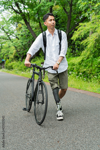 サイクリングをする義足男性