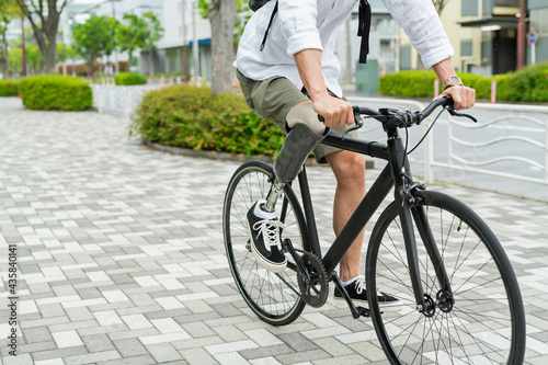 サイクリングをする義足男性