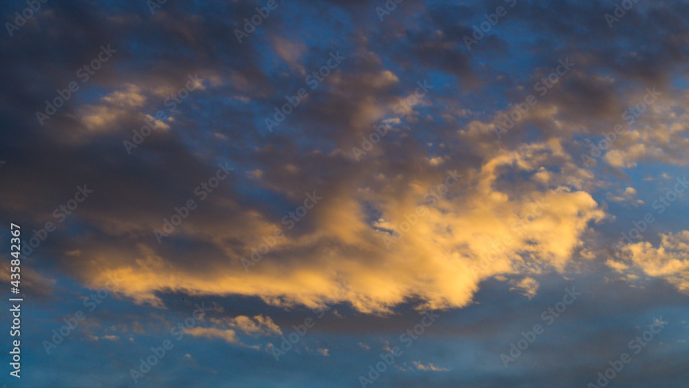 Somptueuses teintes opposées dans le ciel, durant le coucher du soleil
