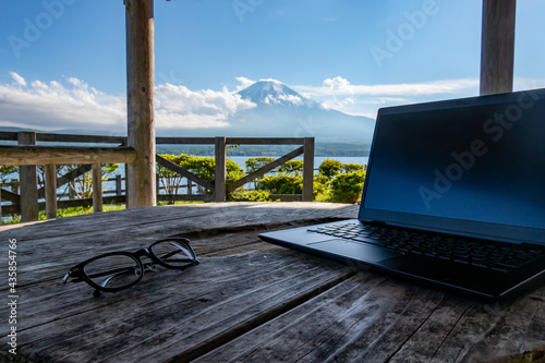 Fotografia 富士山の見える湖畔でのテレワーク（ワーケーション）　イメージ　remote working at the foot of mount Fuji