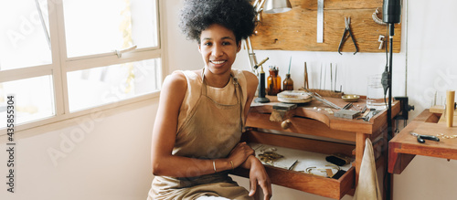 Fotografija African female jewelry artist