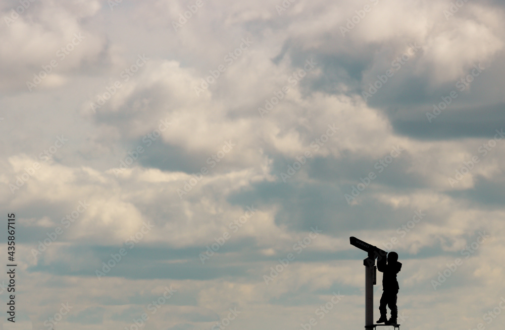 silhouette d'un enfant regardant le ciel à l'aide d'une longue vue ou d'un télescope silhouette d'un enfant regardant le ciel à l'aide d'une longue vue ou d'un télescope