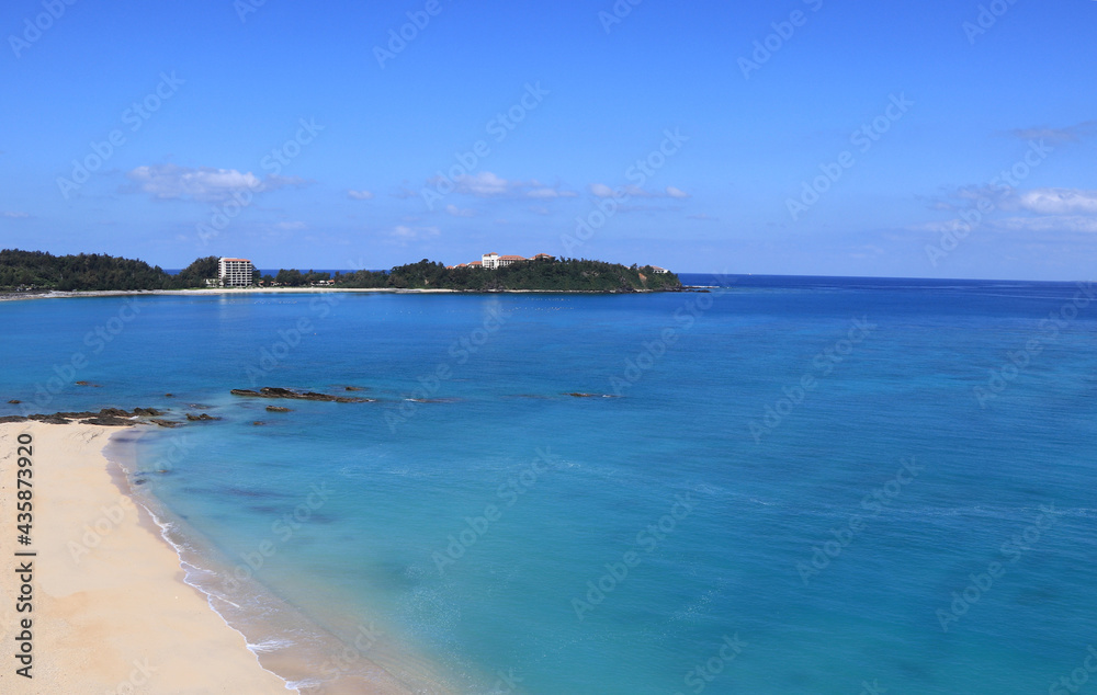 高台から望む沖縄の青い海2／日本・沖縄の風景