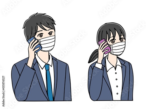 マスクをしたスマホで電話をするスーツ姿の若い男女