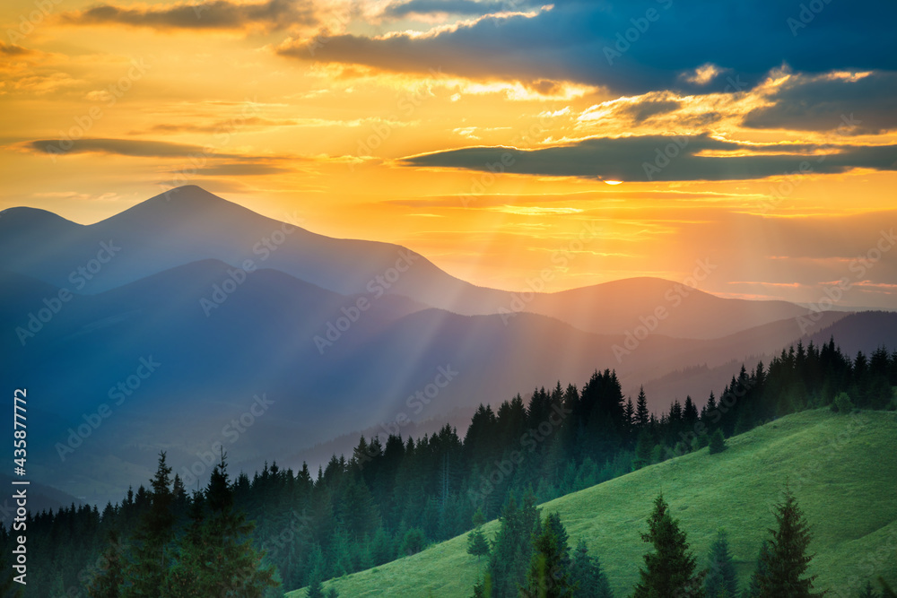 Obraz premium Beautiful sunset in the mountains