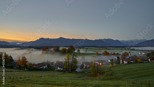 Panoramablick über das Blaue Land (Bayern) vor Sonnenaufgang in die Bayerischen Alpen nahe Riegsee, Bayern, Deutschland, Europa photo